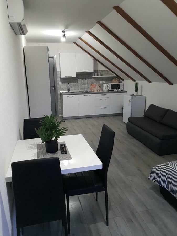Studio Apartmani Patricia 스몰리야나크 외부 사진